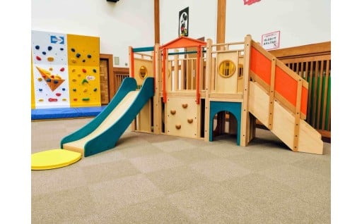 雪国でも子供たちが冬に元気に遊べるように室内遊び場の滑り台を購入できました。つながる未来に「ありがとう！」