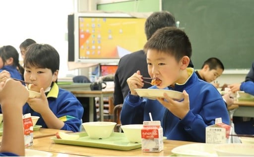 元気に育つふだいっ子！寄付金を活用して、小中学校の給食を無償提供しています。