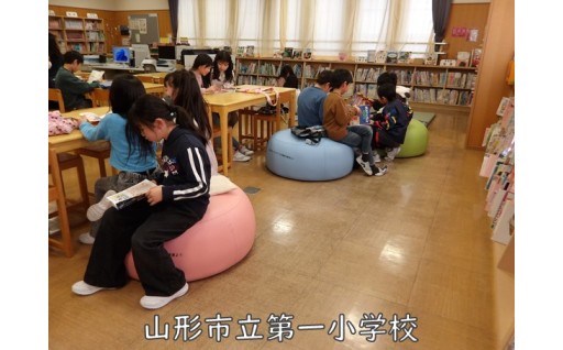 図書室に円形のスツールが仲間入り！ ～子どもたちの読書タイムがもっと楽しく～（山形市立第一小学校）