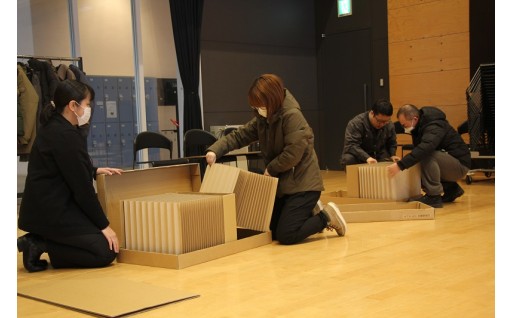 もしもに備える避難所設営訓練。段ボールベッドを作成。