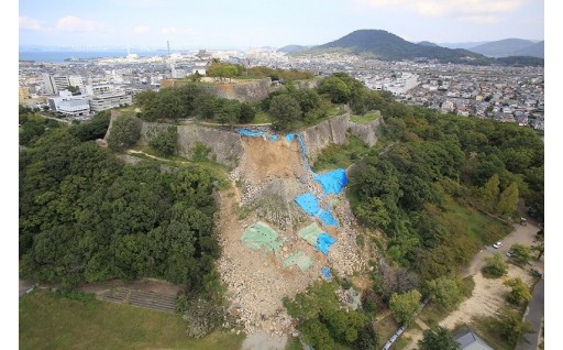 1.日本一の高さを誇る丸亀城石垣を修復する事業