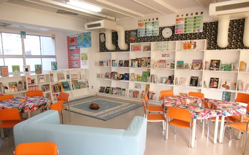 小中学校の学校図書館を整備します